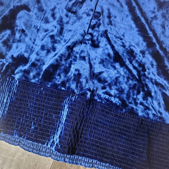 WHBM Crushed Velvet V-Neck Women's Blouse Size Medium Twilight Blue EUC - Picture 14 of 16